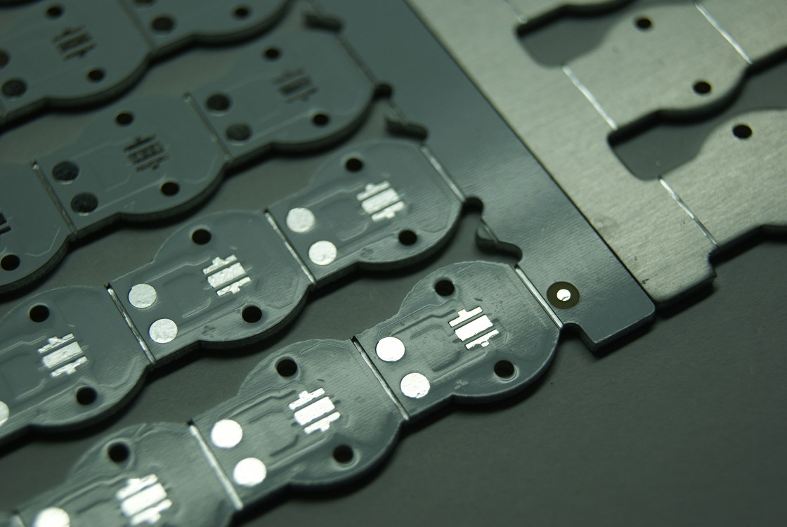 PCB metálico de alta conductividad térmica con pantalla de seda blanca y puente de pantalla de seda de 0,1 mm por minuto para gestión térmica