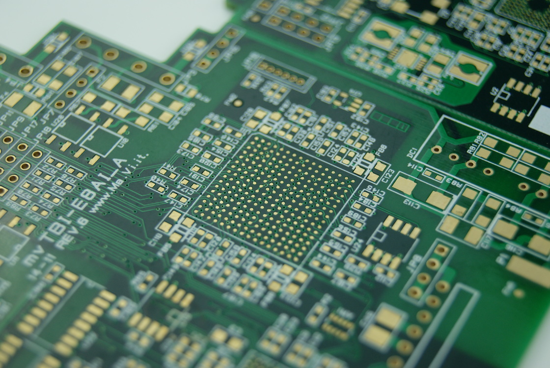 Placa PCB multicapa de 1,6 mm de grosor, tecnología de montaje superficial y máscara antisoldante verde para un rendimiento superior